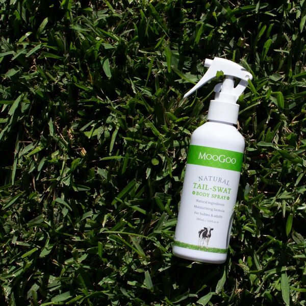 MooGoo 媽咪團購熱銷必推 ! 每到蚊蟲季就會搶購到預購的戶外好物 ! 】 使用可食性成分製作而成,不含DEET、香精、防腐劑,讓您安心噴灑甩掉煩人蚊蟲,可直接使用於肌膚上 (小寶寶也可以) 安心天然 ! MooGoo 媽咪團購熱銷必推 ! 每到蚊蟲季就會搶購到預購的戶外好物 ! 】 使用可食性成分製作而成,不含DEET、香精、防腐劑,讓您安心噴灑甩掉煩人蚊蟲,可直接使用於肌膚上 (小寶寶也可以) 安心天然 !