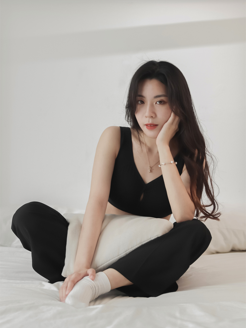 買內衣總是遇到「罩杯不對下圍對，下圍不對罩杯對」的問題？ 馬上逛【佳瑪大罩杯內衣 無鋼圈系列】 專為「大罩杯女性」研發設計 從 D 到 K 罩杯，下圍 65 到 120 公分 絕對能找到最適合自己的內衣尺寸！ 徹底解決尺寸選擇的困擾！  罩杯空間加大 35%、支撐包覆加強 90% 分擔肩膀壓力，安全感滿分！  不管是上班工作、休閒生活、睡覺有這一件通通都能滿足~ 輕鬆生活，不再被尺寸束縛！