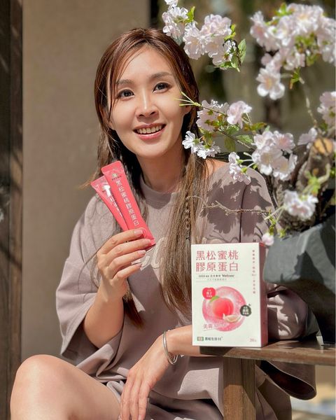 官方店【黑松蜜桃膠原蛋白】日本原裝進口，全身美白 改善氣色 滋潤皮膚，抗衰老，補充膠原蛋白，口服肌膚保養品，原價2990，因倉庫租金過高，倉庫壓力租金過大，倉庫急需搬運響現在破盤嗨購只要899兩盒/40條，庫存僅有2000盒，搶到即賺到